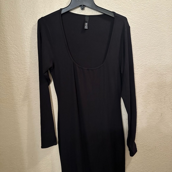 Skims - Picture 5 of 9